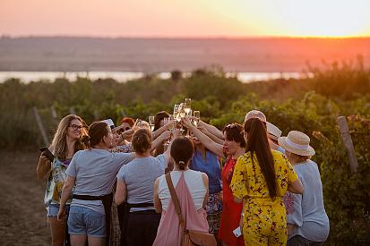 ТРАВНЕВІ СВЯТА ТА ДЕНЬ СВ. ГЕОРГІЯ НА ВИНОРОБНІ КОЛОНІСТ