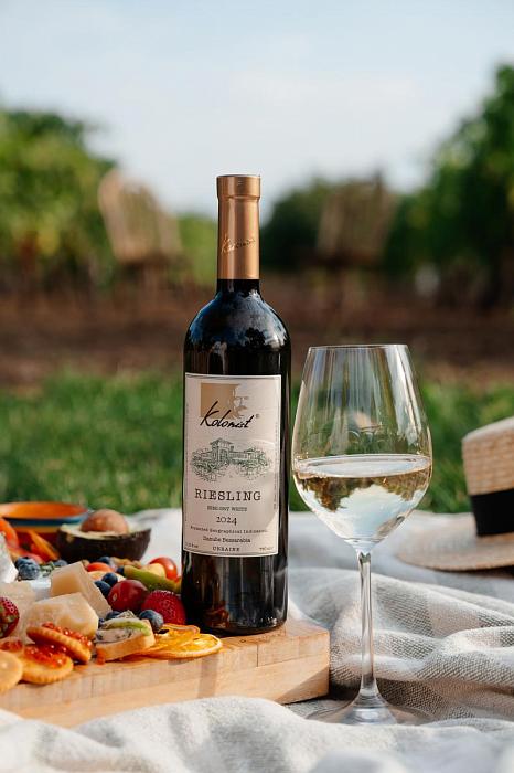 вино полусухое Рислинг