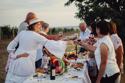 Дегустація вина в колі друзів